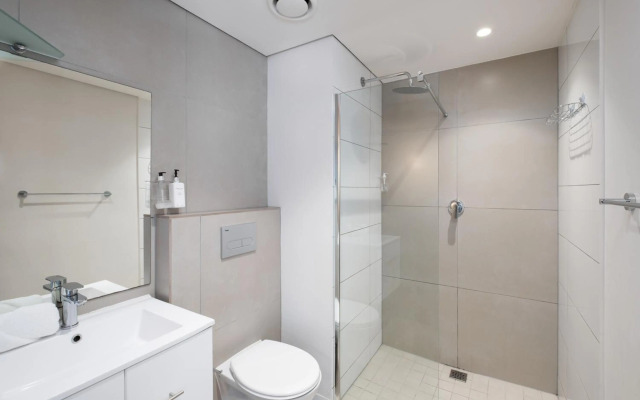 Modern Two Bedroom Unit, Mountain & Harbour Views