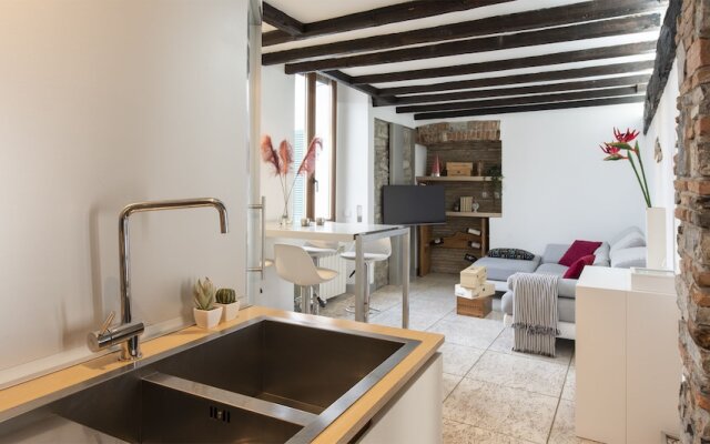 ALTIDO Romantic Loft for 3 in Perfect Como Centre