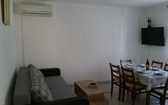 Family friendly apartments with a swimming pool Pula - 7610