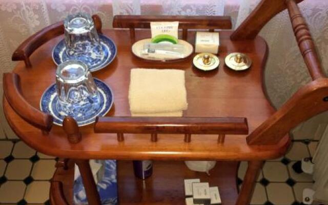 The Chalet Guesthouse And Studio