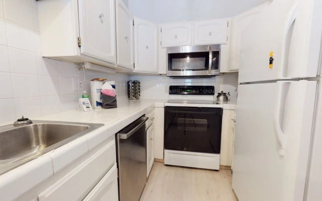 Chateau Sierra 50 Pet-Friendly with Great Complex Amenities, On the Shuttle Route, Private Washer Dryer, by RedAwning