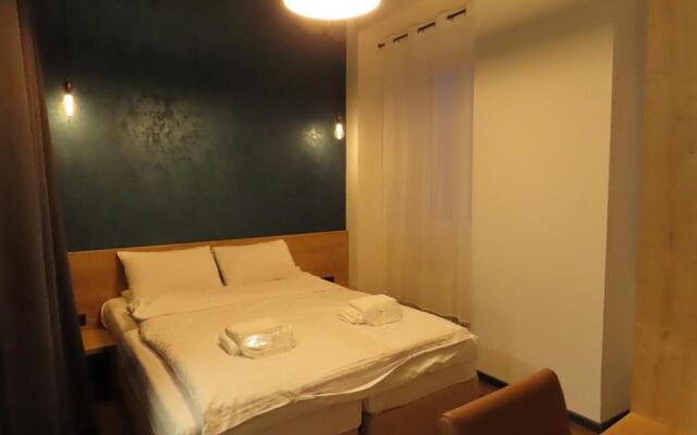 2BR loft apartment near Liberty square