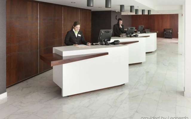 Delta Hotels by Marriott Milwaukee Northwest