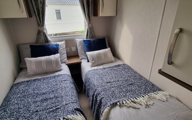 Immaculate 8-bed Cabin in Tattershall Lake
