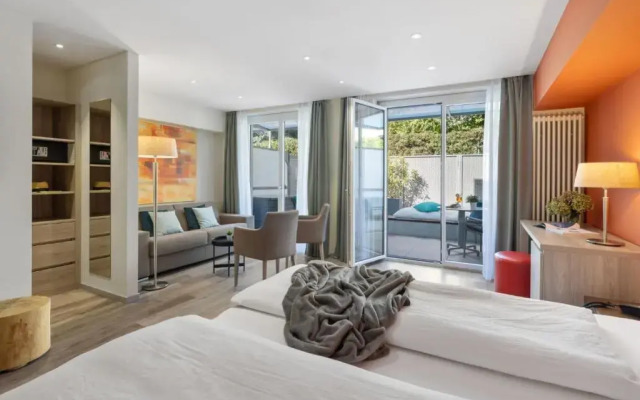 Ascona Lodge, Pool & Garden Retreat