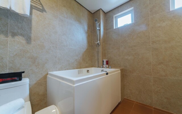 RedDoorz Premium near Health Centrum Banica