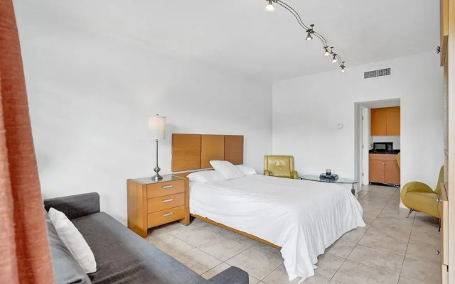 Gorgeous Apartment walking distance to Beach!!