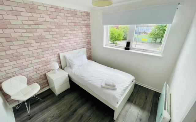 Modern 2 bed Apartment Near City Centre