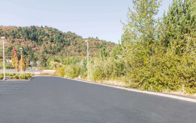 Super 8 by Wyndham Roseburg