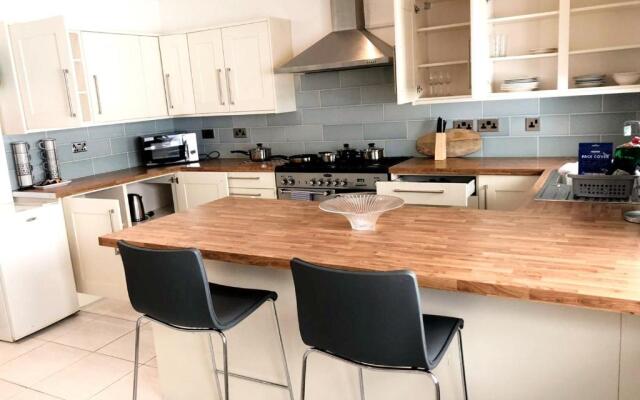 3-bed Semi-detached House, Wifi, Parking, Outdoor Space