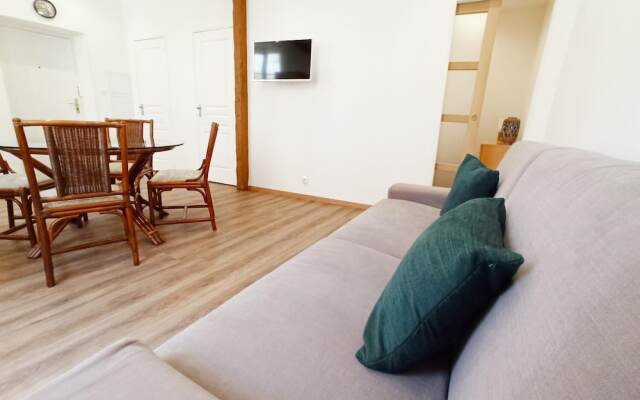 Central 1 Bedroom with Balcony