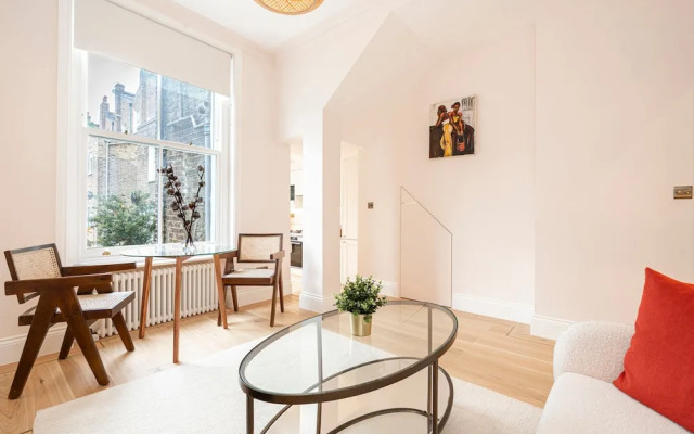 Elegant Flat Near Notting Hill by Underthedoormat