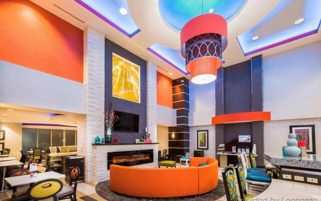 Holiday Inn Express & Suites Eureka by IHG