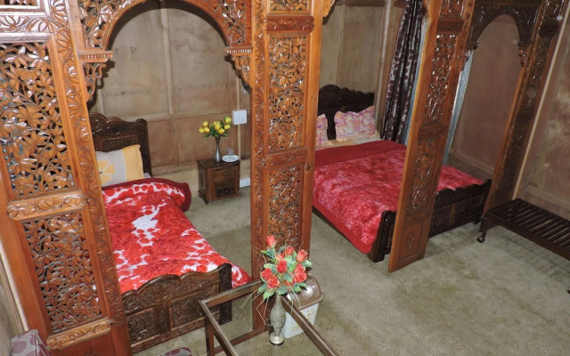 Appollo eleven group of houseboats