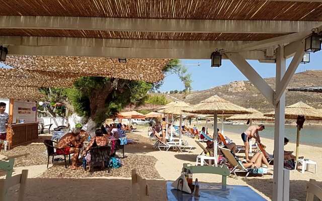 Isalos rooms on the beach