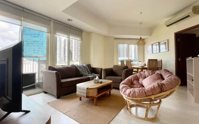 Cozy 2BR Apt Right Next to Central Park Mall