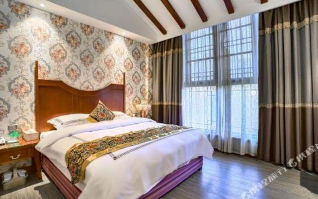 24° North Latitude Theme Hotel