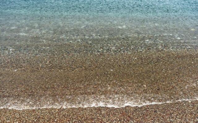 Live by the sea at House Almyra
