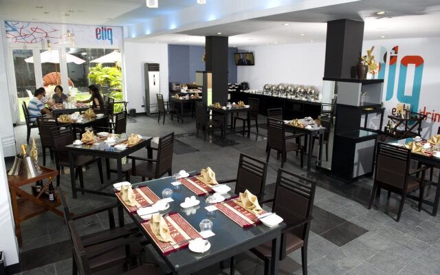 Avenue 64 Hotel