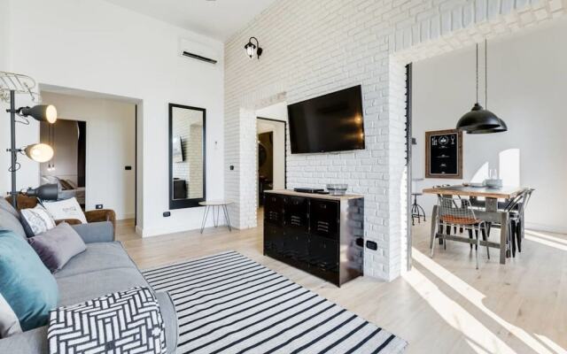 Large & Stylish 3 bed Flat in Excellent Location