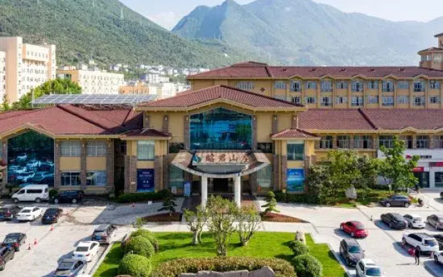 Zhaojun Mountain Villa (Xingshan High-speed Railway Station)