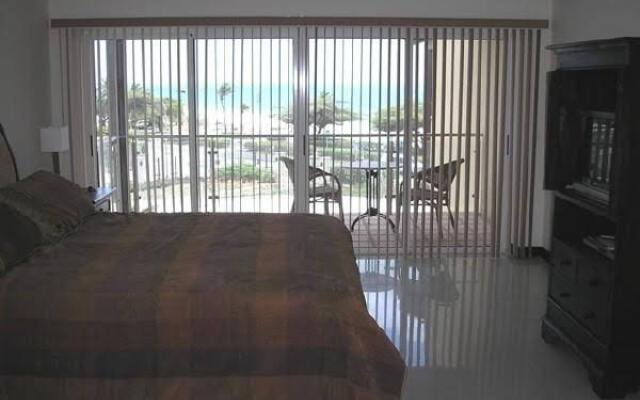 Deluxe Two-bedroom Condo - Pri 8497