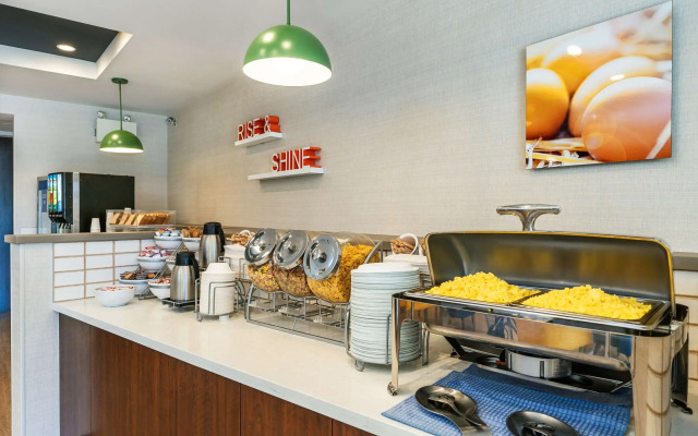 Comfort Suites Kelowna