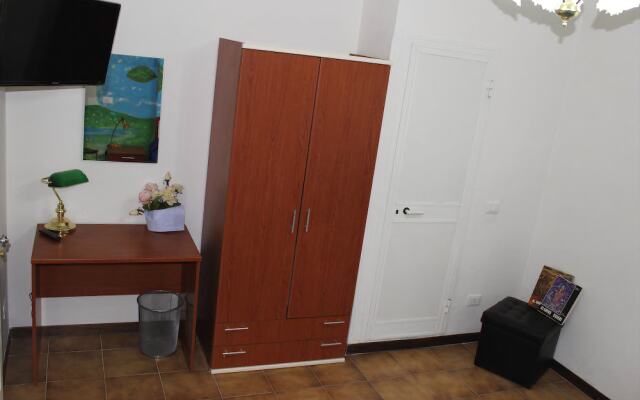 Lia Rooms 4