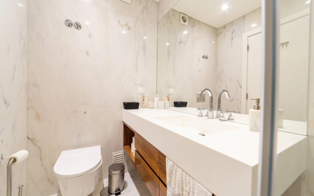 Industrial Lisbon Apartment - Adults Only