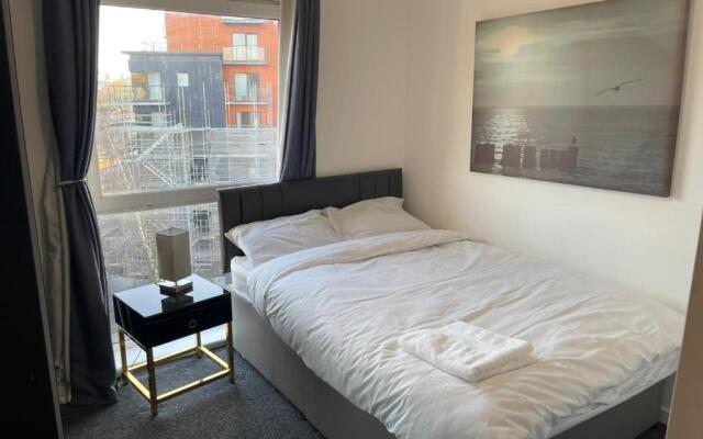 Impeccable 2-bed Apartment in Salford