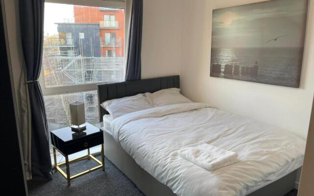 Impeccable 2 Bed Apartment In Salford