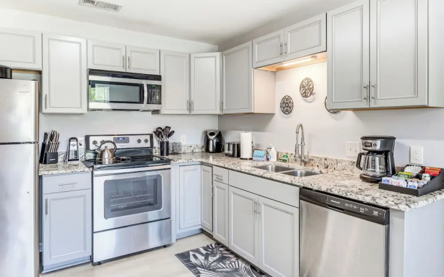 Charming Pensacola Home w/ Screened Lanai & Grill!