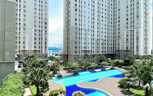 Stunning and Comfy Studio at Green Bay Pluit Apartment