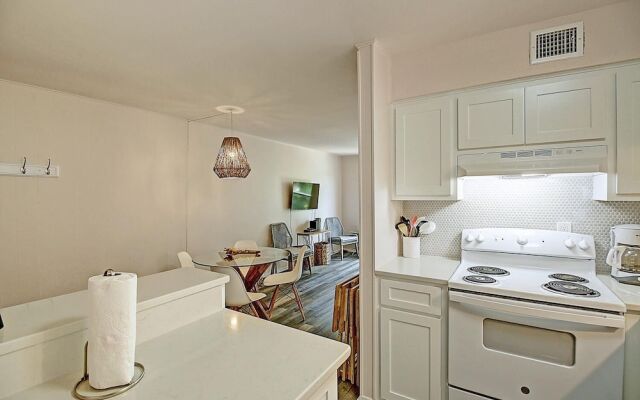 Cozy Isle 2 Bedroom Condo by RedAwning