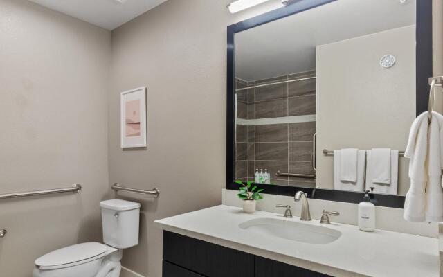 Denver | Fascinating 1BD/1BA Riverfront Apartment