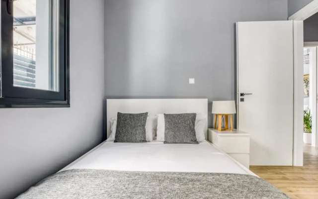 Spacious flat with courtyard and private parking!