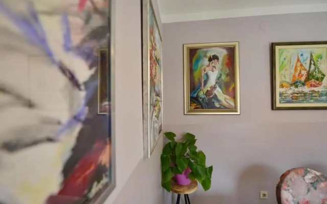 Home With Swimming Pool & Outdoor Kitchen