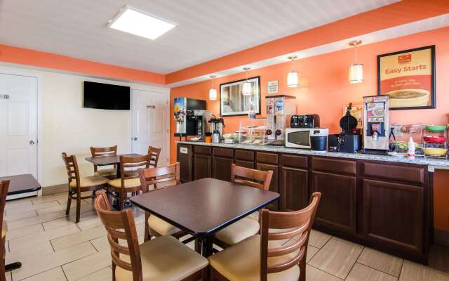 Econo Lodge Near Motor Speedway