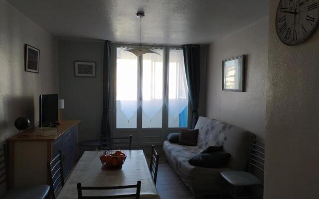 Appartement restauré à 50 m de la plage