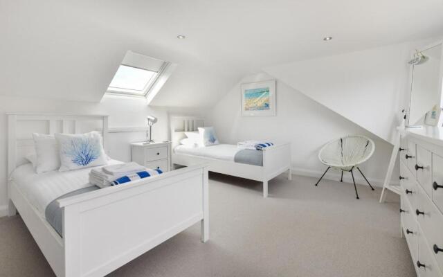 Bryn Rhosyn, 10 Cae Du