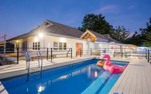 Starlight pool villa