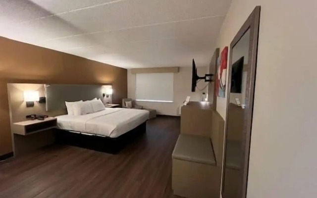 Lansing Delta West Hotel