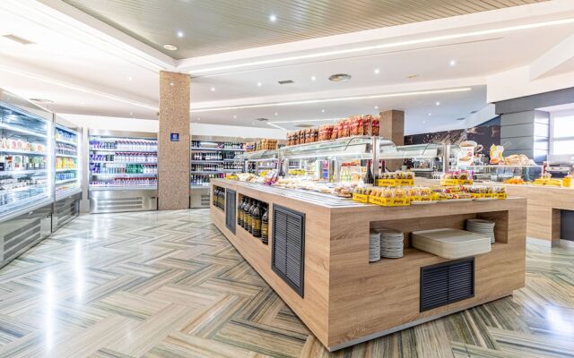 Hotel Abades Manzanil