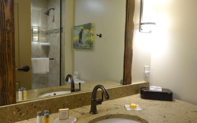 Glacier International Lodge