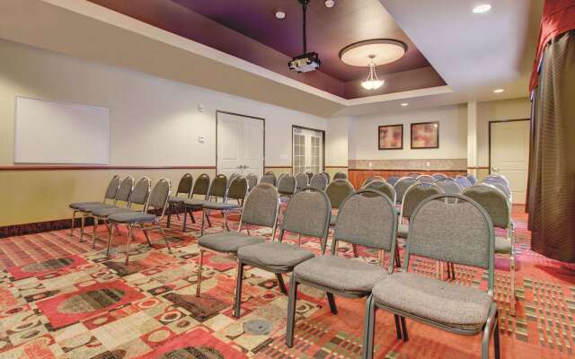 La Quinta Inn & Suites by Wyndham Denver Gateway Park