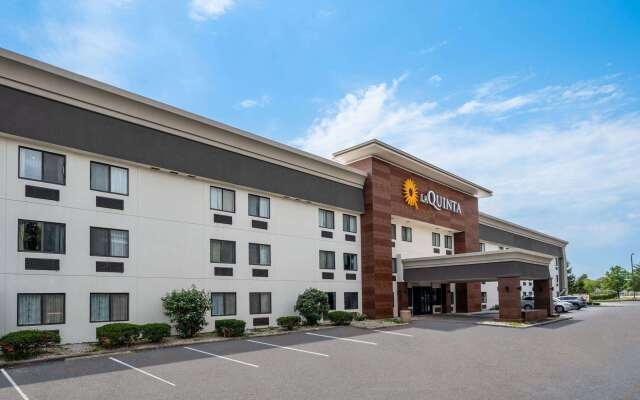 La Quinta Inn by Wyndham Indianapolis Airport Executive Dr