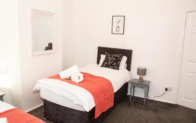 Trafford House - Stylish 3-bed home with private parking