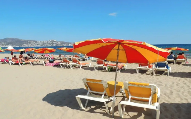 Apartment in Empuriabrava Near Beach