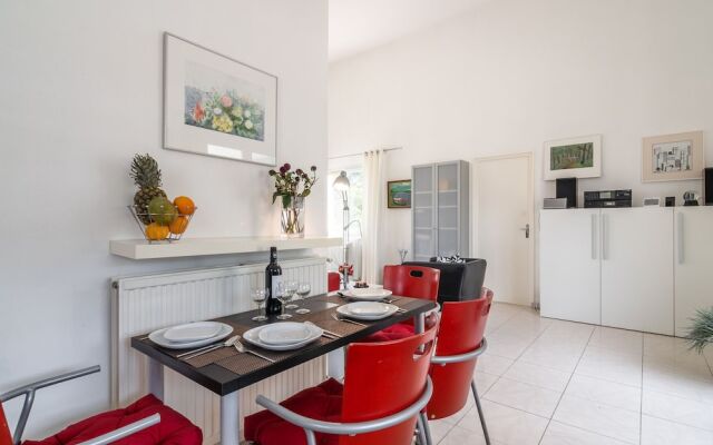 Alluring Villa in Pouzols-minervois With Jacuzzi