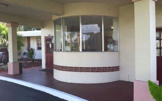 Nassau Holiday Motel